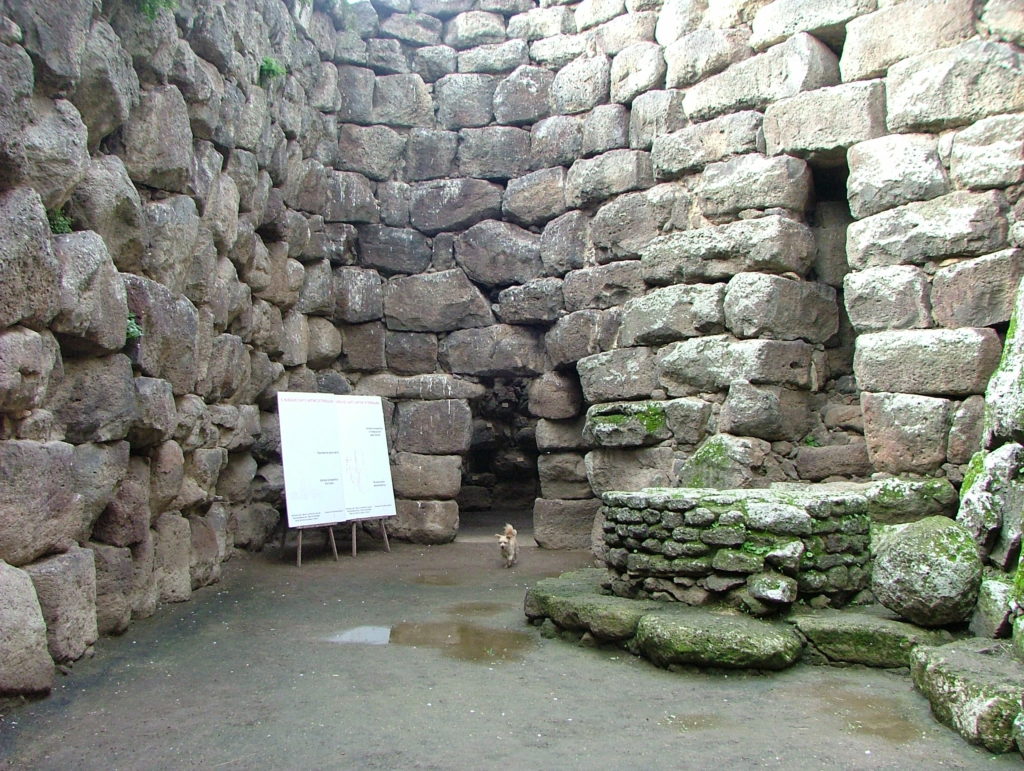 Questa immagine ha l'attributo alt vuoto; il nome del file è Interno_nuraghe_Santu_Antine-1024x771.jpg