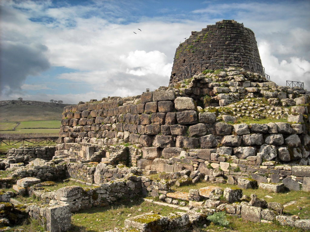 Questa immagine ha l'attributo alt vuoto; il nome del file è Nuraghe_Santu_Antine_02-1024x768.jpg