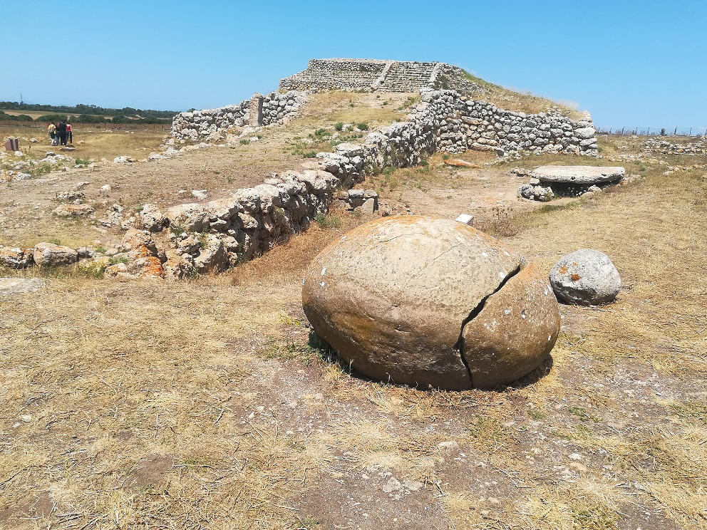 Questa immagine ha l'attributo alt vuoto; il nome del file è Piramide_monte_daccoddi_omphalos.jpg