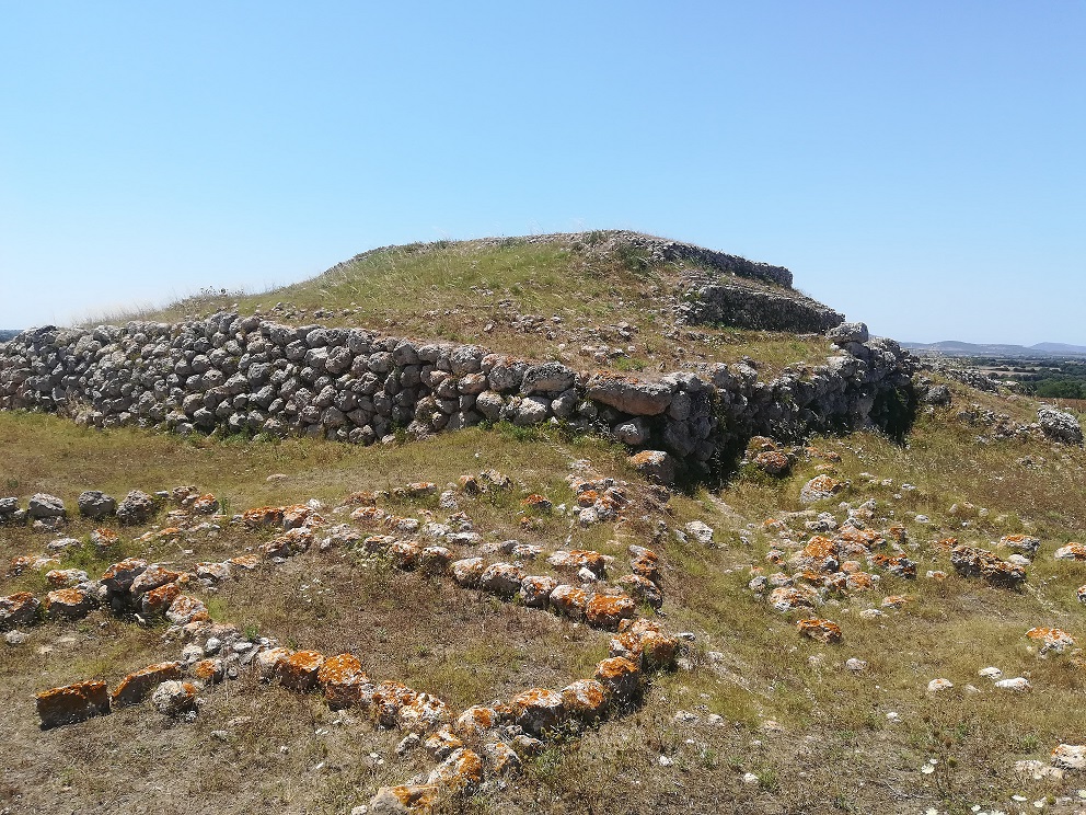 Questa immagine ha l'attributo alt vuoto; il nome del file è Piramide_monte_daccoddi_resti_romani.jpg